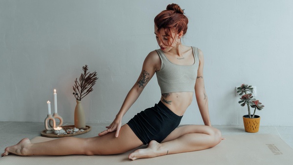 elua - Your Sexy Yoga Instructor