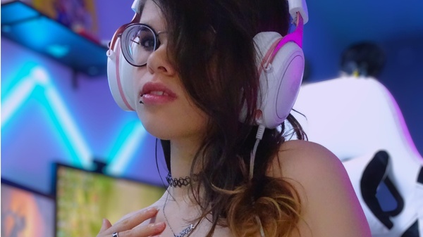 pandawan - Gaming girl