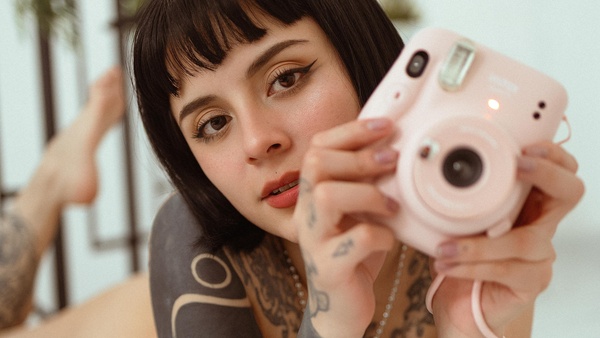 mina - Soft focus, pink haze