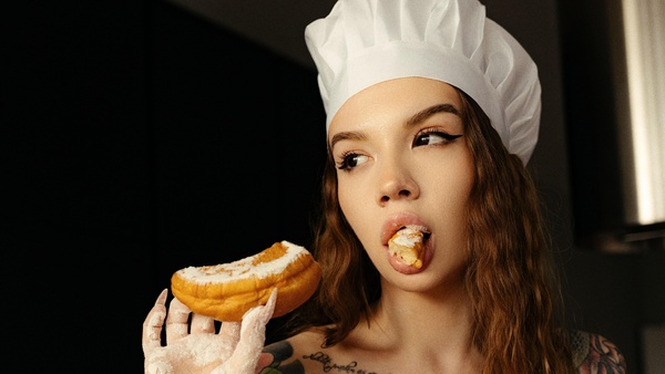 alicevibes - Hot buns in the kitchen